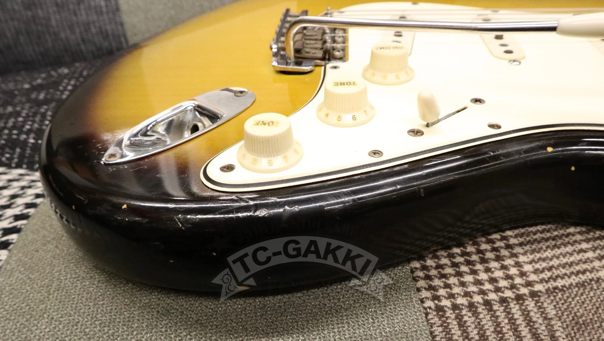 Fender 1966 STRATOCASTER Sunburst / Rosewood - Image 17