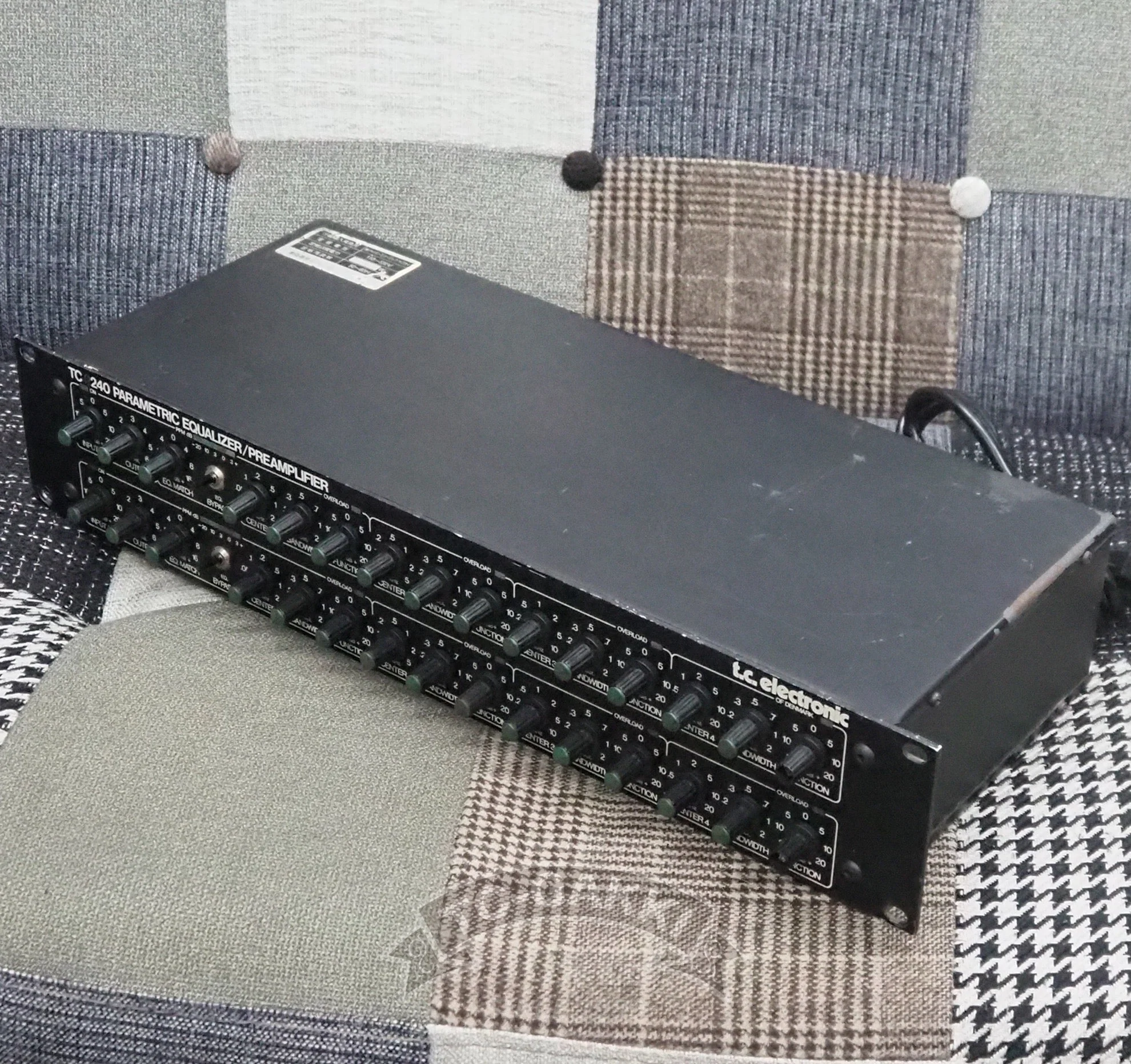 TC2240 PARAMETRIC EQUALIZER/PREAMPLIFIER