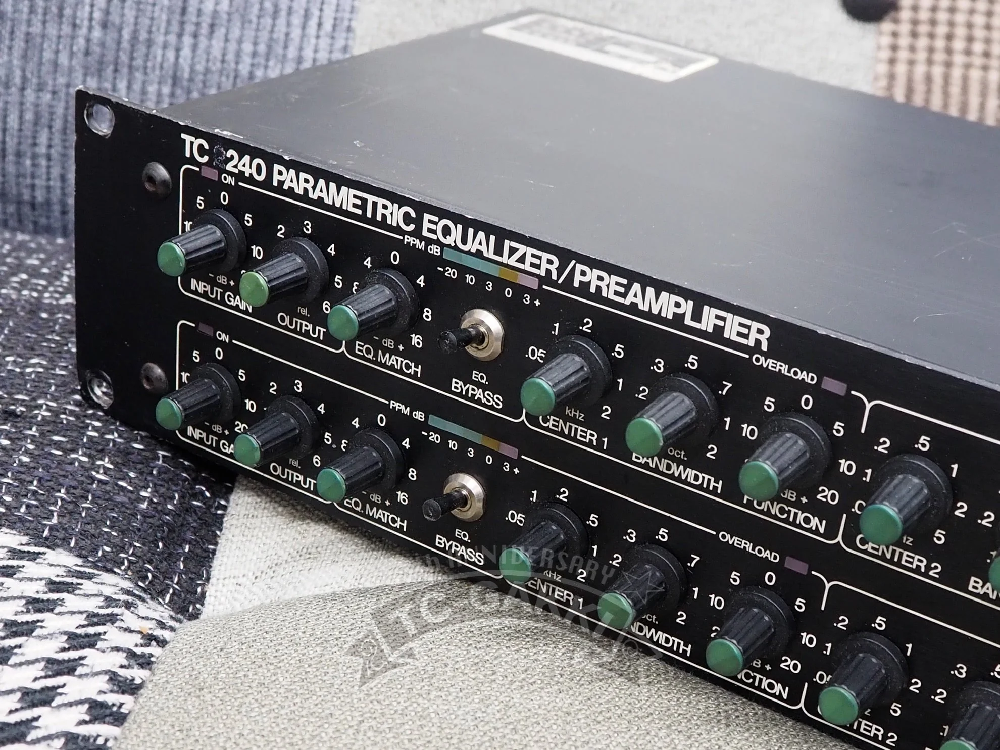 TC2240 PARAMETRIC EQUALIZER/PREAMPLIFIER - Image 2