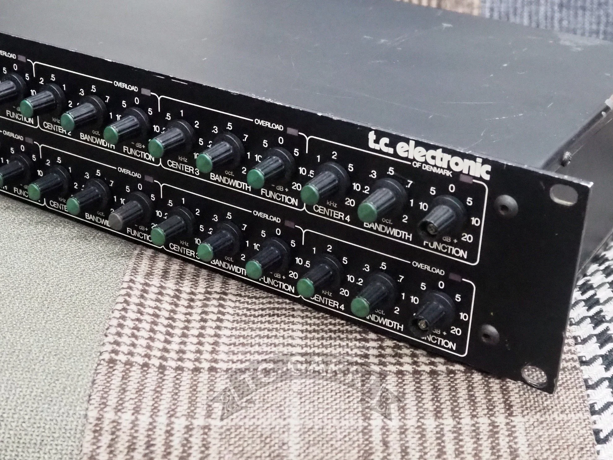 TC2240 PARAMETRIC EQUALIZER/PREAMPLIFIER - Image 3